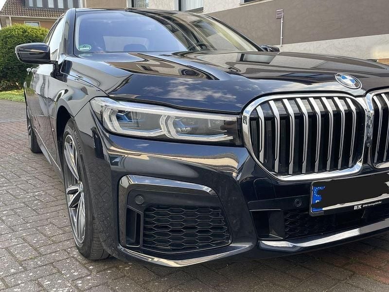 Schwarz Gebraucht 2021 BMW 750 Performance Limousine | 55.300 € (Fairer Preis) - Bild 1/4