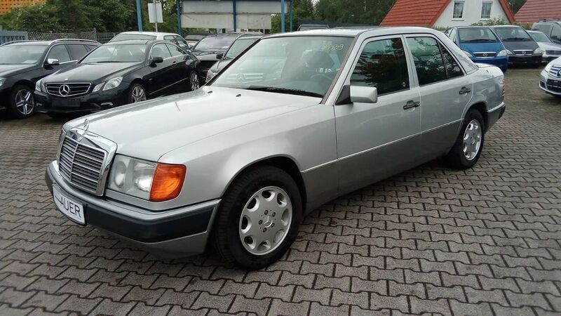Brilliantsilber Gebraucht 1992 Mercedes E230 Limousine | 14.500 € - Bild 1/4