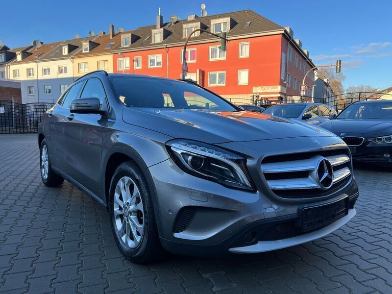 Grau Gebraucht 2014 Mercedes GLA200 Style SUV | 15.899 € (Superpreis) - Bild 1/4