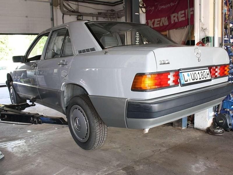 Gebraucht Mercedes 190 102 PS (75 kW) 1986 Grau Limousine