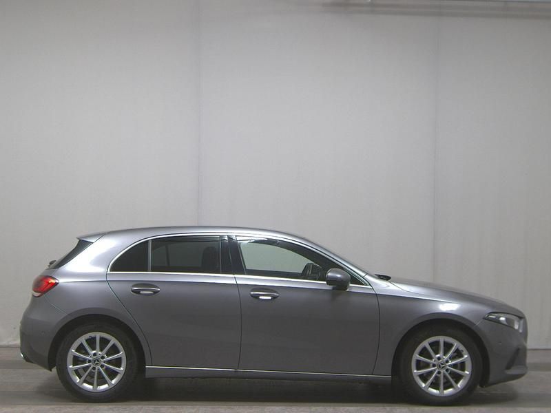 Grau Gebraucht 2022 Mercedes A160 Progressive Limousine | 17.680 € (Superpreis) - Bild 1/4