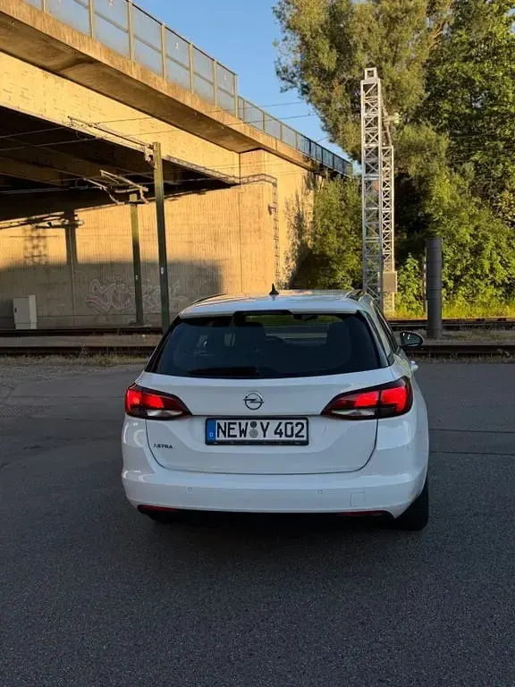 Używany Opel Astra Edition 110 KM (80 kW) 2019 Biały Kombi