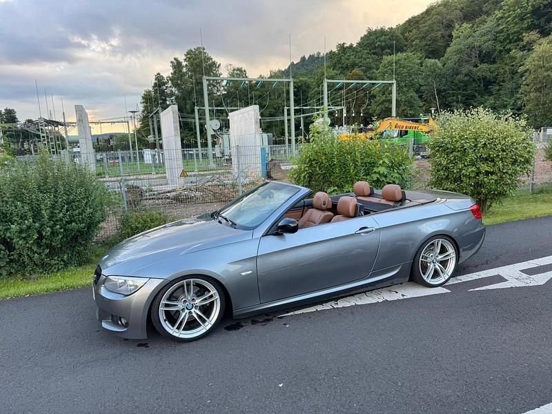 Grau Gebraucht 2011 BMW 330 Cabriolet M Sport Cabrio | 10.999 € (Fairer Preis) - Bild 1/4