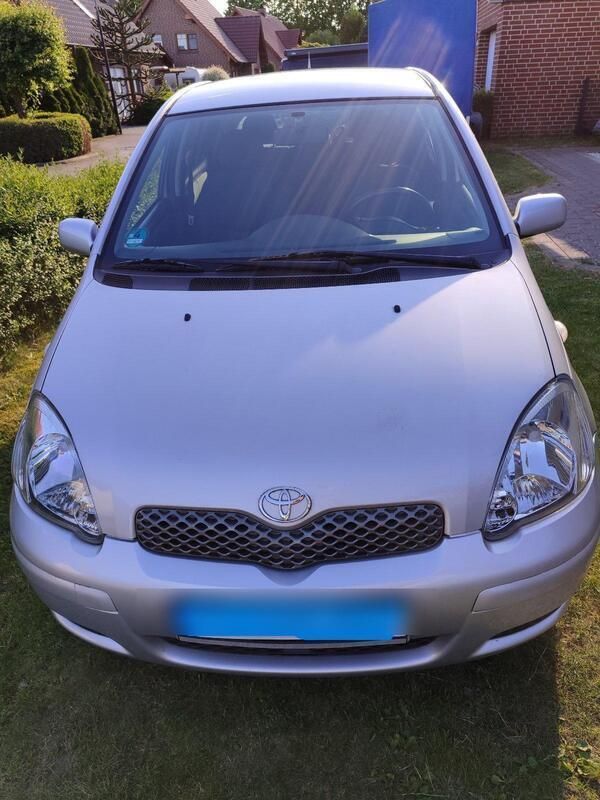 Silber Gebraucht 2004 Toyota Yaris Kleinwagen | 2.500 € (Fairer Preis) - Bild 1/4
