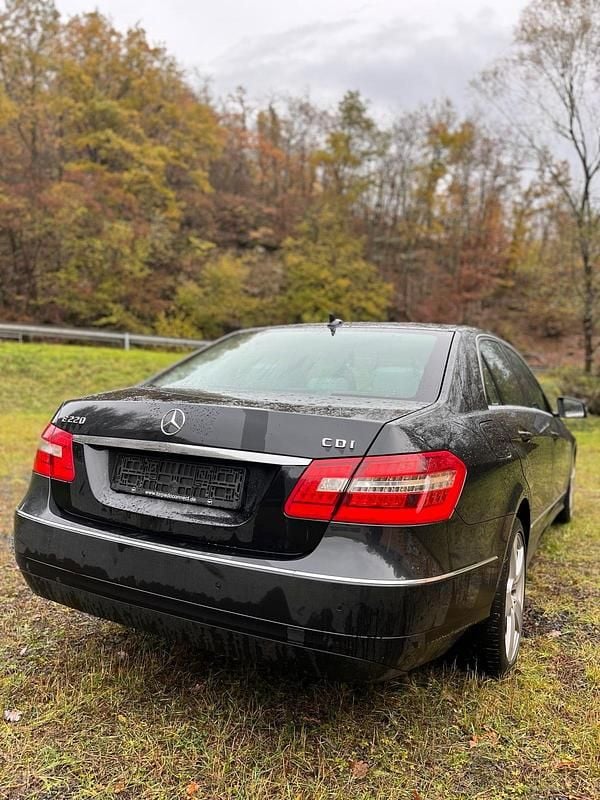 Gebraucht Mercedes E220 170 PS (125 kW) 2009 Schwarz Limousine