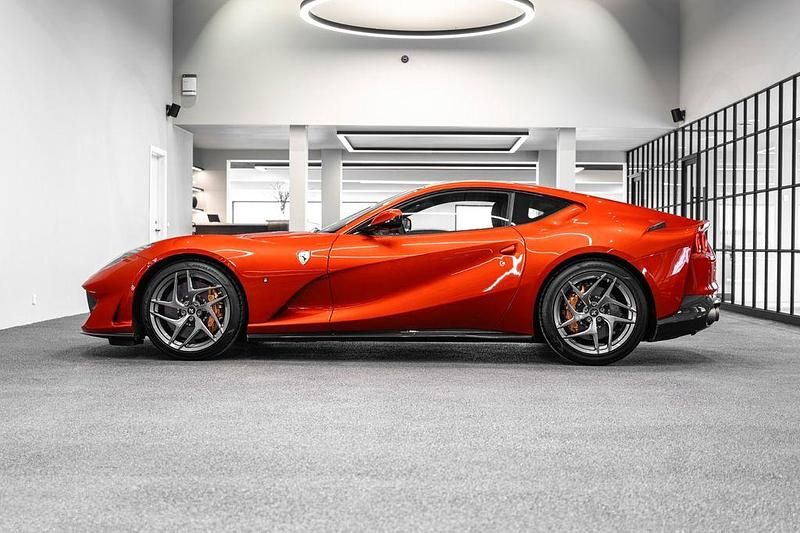 Second-hand Ferrari 812 799 CP (587 kW) 2024 Roșu
