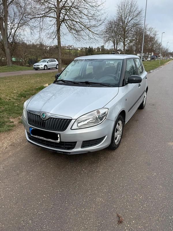 Gebraucht Skoda Fabia Active 60 PS (44 kW) 2012 Silber Kleinwagen