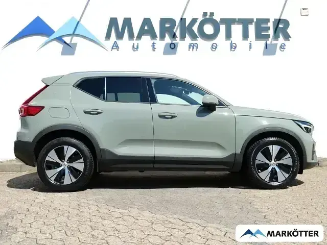 Gebraucht Volvo XC40 Core 163 PS (119 kW) 2023 Gruen SUV