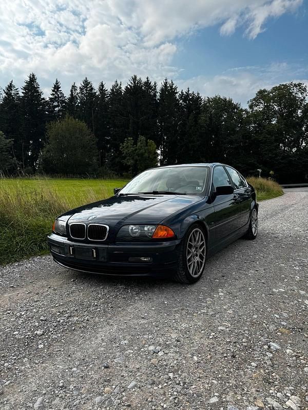 Blau Gebraucht 2001 BMW 320 Limousine | 1.700 € (Superpreis) - Bild 1/4