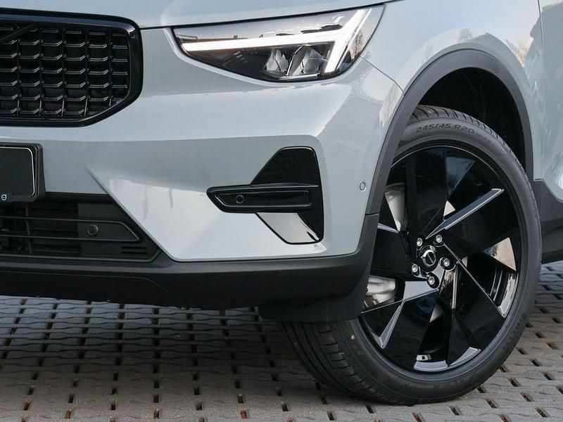 Neu Volvo XC40 Plus 163 PS (119 kW) 2026 Grau SUV