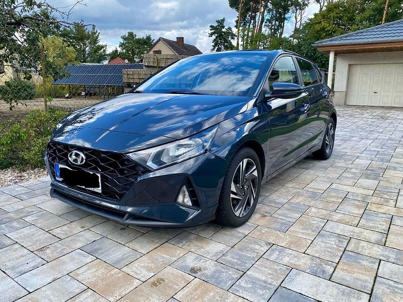 Grau Gebraucht 2021 Hyundai i20 Select Kleinwagen | 12.900 € (Fairer Preis) - Bild 1/4