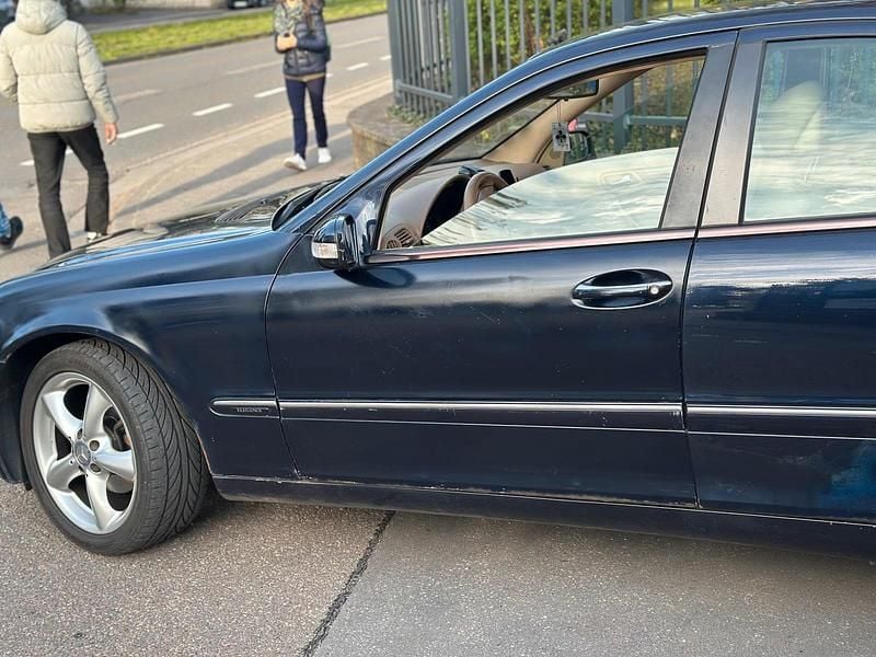 Gebraucht Mercedes C200 150 PS (110 kW) 2001 Blau Limousine