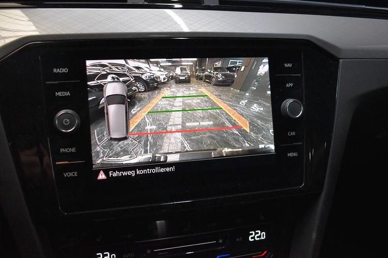 Gebraucht VW Passat 200 PS (147 kW) 2023 Grau Kombi