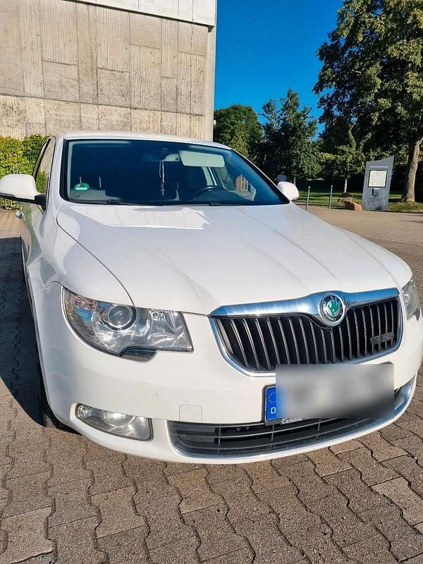 Weiß Gebraucht 2011 Skoda Superb Limousine | 7.990 € (Etwas zu teuer) - Bild 1/4