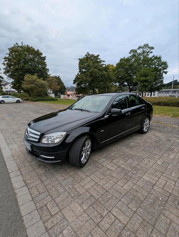 Schwarz Gebraucht 2011 Mercedes C200 Limousine | 9.900 € (Guter Preis) - Bild 1/4