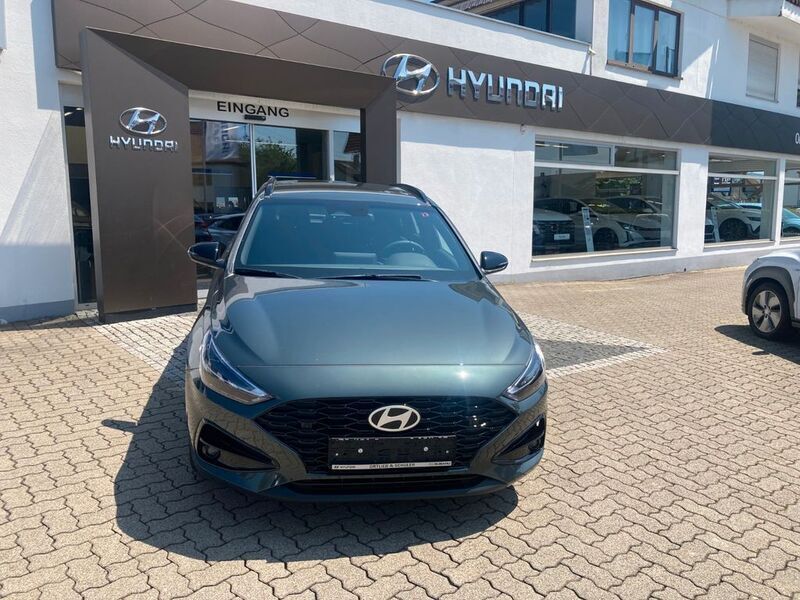 Grün Neu 2025 Hyundai i30 Advantage Kombi | 26.480 € (Teuer) - Bild 1/4