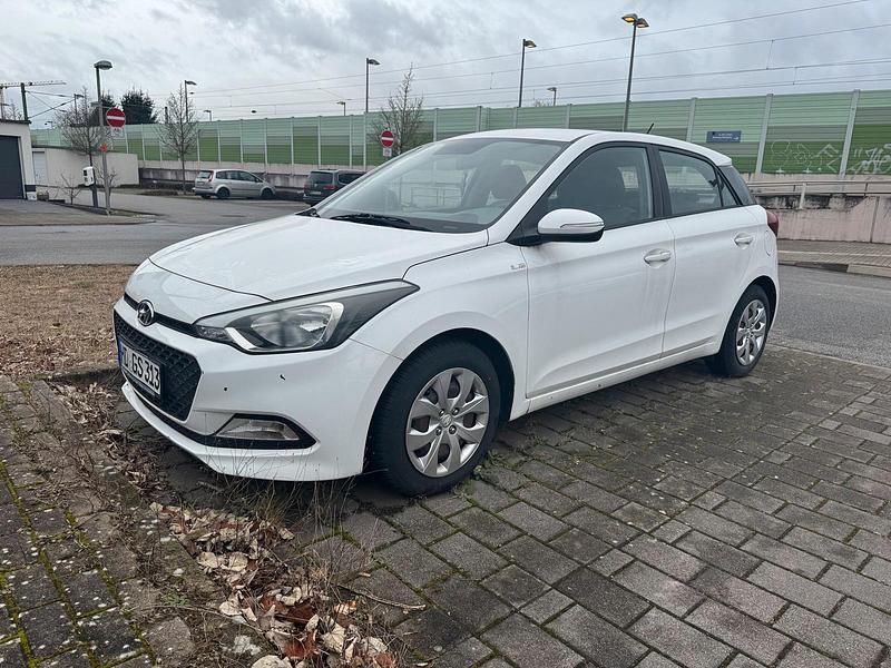 Gebraucht Hyundai i20 75 PS (55 kW) 2016 Weiß Kleinwagen