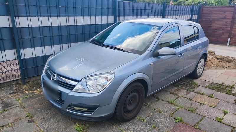 Grau Gebraucht 2006 Opel Astra Edition Limousine | 1.800 € (Fairer Preis) - Bild 1/4