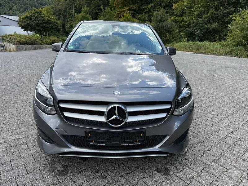 Gebraucht Mercedes B220 184 PS (135 kW) 2016 Mountaingrau Van / Kleinbus