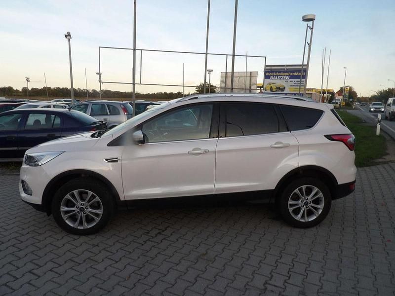 Gebraucht Ford Kuga Titanium 150 PS (110 kW) 2019 Weiß SUV