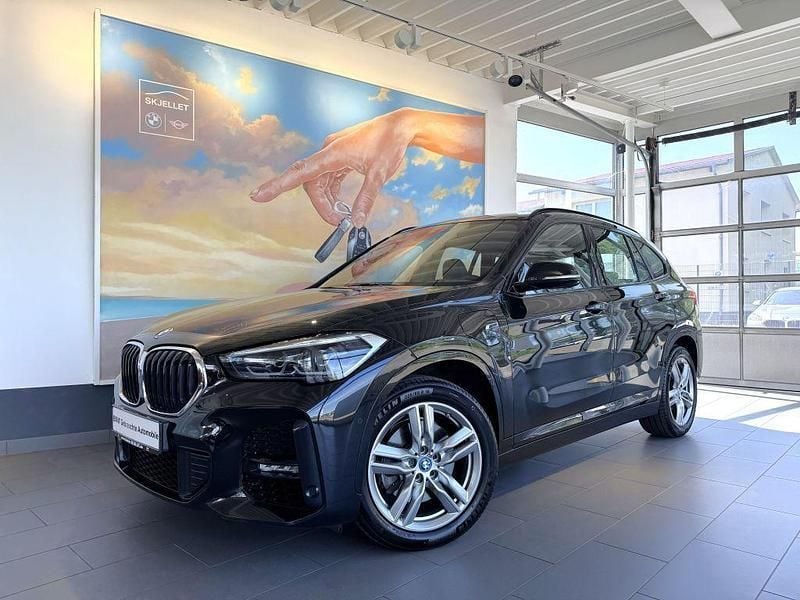 Black sapphire metallic Gebraucht 2022 BMW X1 M Sport SUV | 26.820 € (Fairer Preis) - Bild 1/4