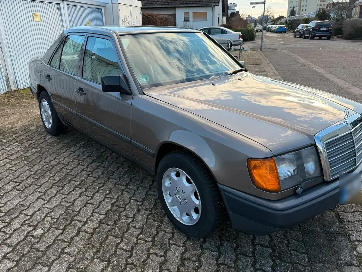 Gebraucht Mercedes E260 160 PS (117 kW) 1987 Braun Limousine