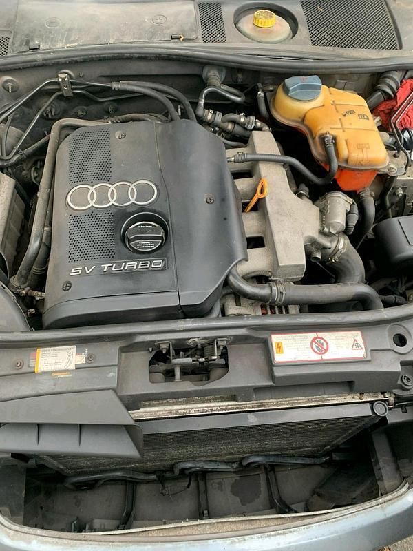 Grau Gebraucht 1999 Audi A6 Kombi | 500 € (Guter Preis) - Bild 1/4