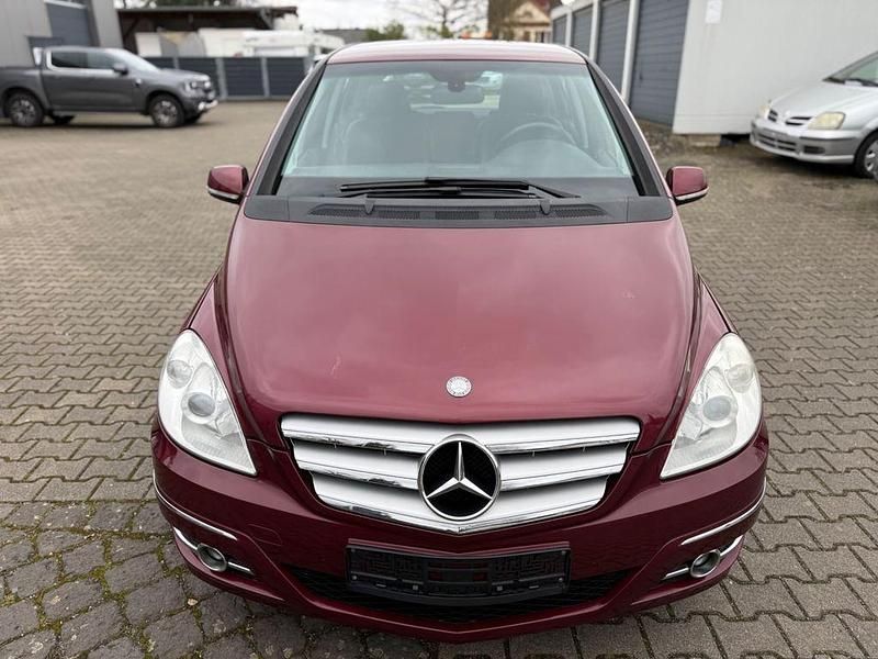 Gebraucht Mercedes B180 116 PS (85 kW) 2011 Saturnrot Van / Kleinbus