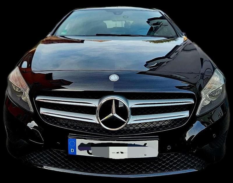 Schwarz Gebraucht 2013 Mercedes A180 Edition Limousine | 11.000 € - Bild 1/4