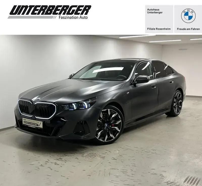 Grau Gebraucht 2024 BMW 530e Comfort Edition Limousine | 77.850 € - Bild 1/4