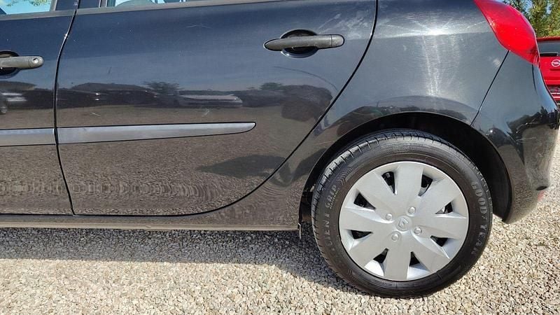 Gebraucht Renault Clio III Expression 75 PS (55 kW) 2010 Schwarz Kleinwagen