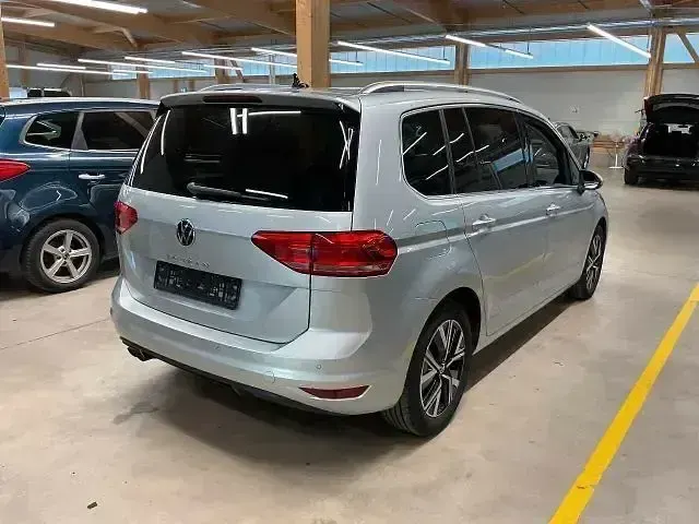 Gebraucht VW Touran Highline 150 PS (110 kW) 2023 Silber Van / Kleinbus