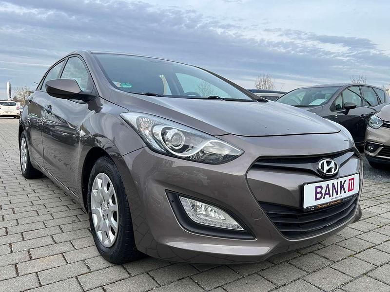 Gebraucht Hyundai i30 Classic 99 PS (72 kW) 2013 Cashmere brown / mic Kleinwagen