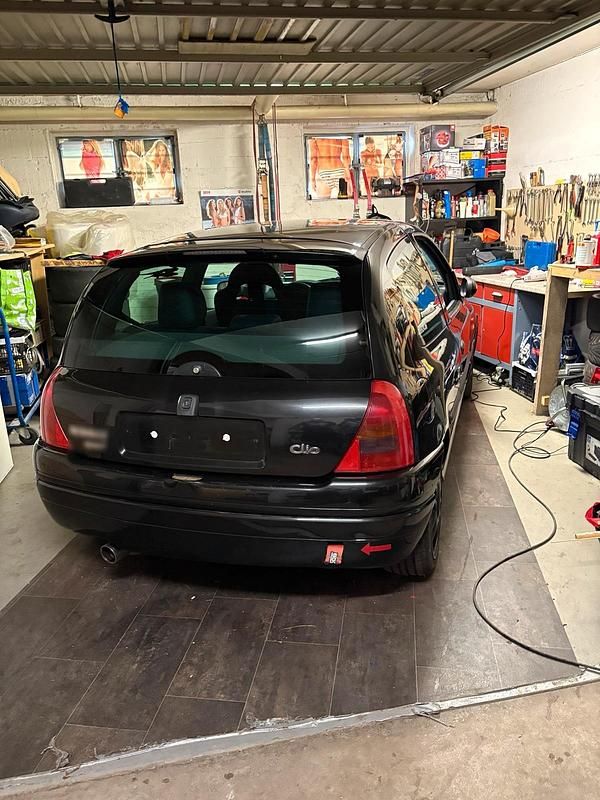 Second-hand Renault Clio II 169 CP (124 kW) 2000 Negru