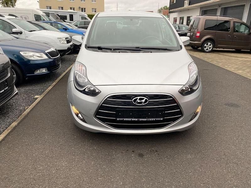 Silber Gebraucht 2017 Hyundai ix20 YES! Van / Kleinbus | 9.999 € (Guter Preis) - Bild 1/4
