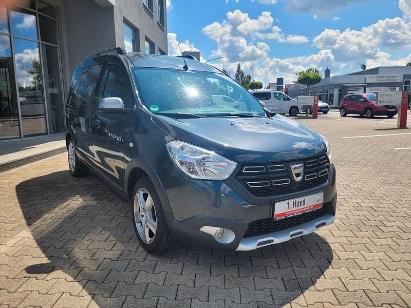 Grau Gebraucht 2020 Dacia Dokker Stepway Van | 18.399 € (Etwas zu teuer) - Bild 1/4