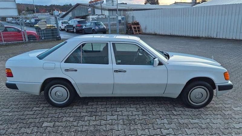 Gebraucht Mercedes E200 136 PS (100 kW) 1990 Weiß Limousine