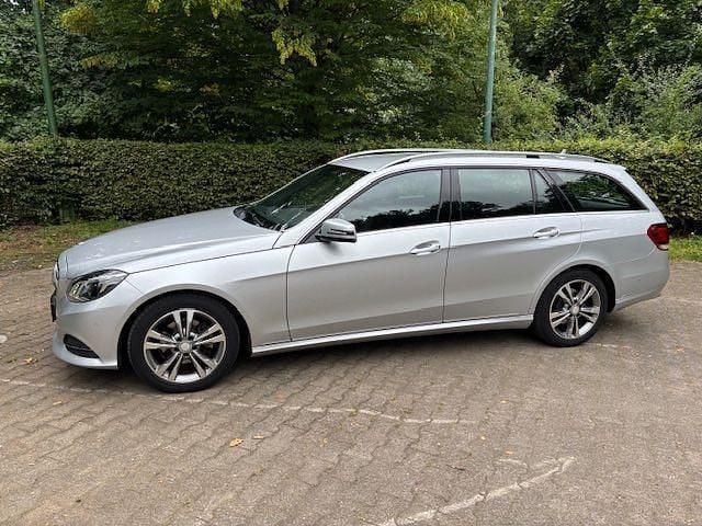 Silber Gebraucht 2015 Mercedes E220 Avantgarde Kombi | 16.800 € (Fairer Preis) - Bild 1/4