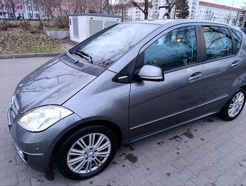 Gebraucht Mercedes A180 108 PS (79 kW) 2011 Grau Limousine