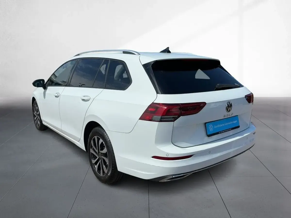 Gebraucht VW Golf VIII Active 131 PS (96 kW) 2023 Pure white Kombi