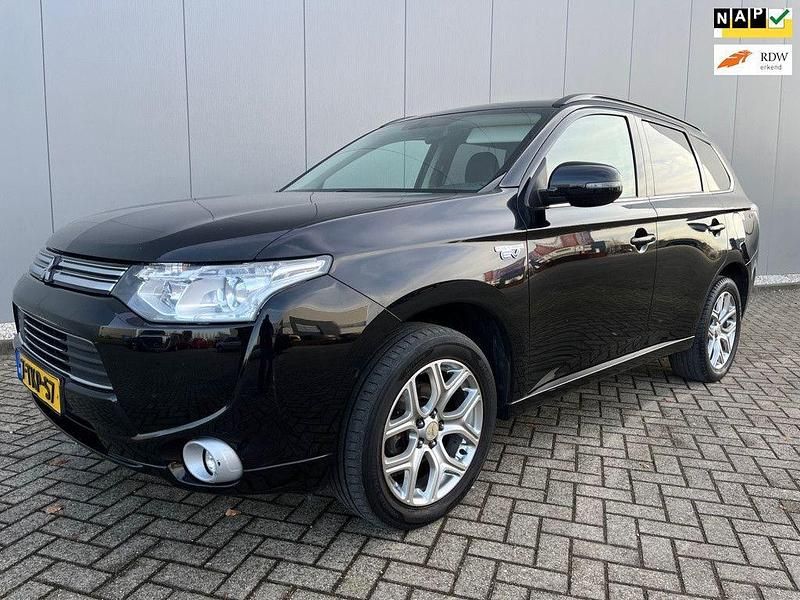 Schwarz Gebraucht 2014 Mitsubishi Outlander P-HEV Instyle SUV | 7.900 € (Fairer Preis) - Bild 1/4