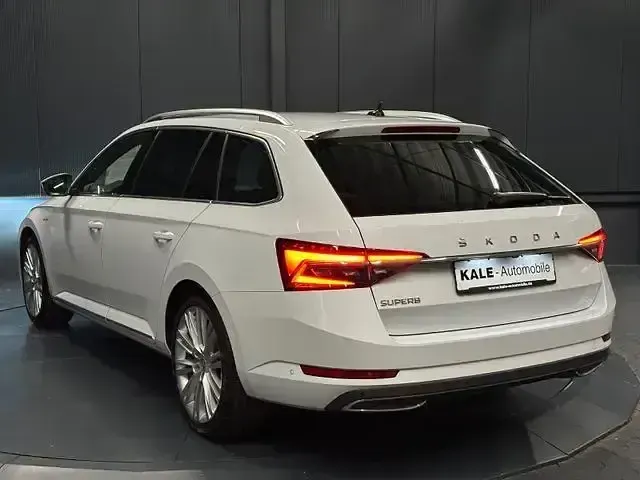 Gebraucht Skoda Superb LAURIN & KLEMENT 200 PS (147 kW) 2023 Weiss Kombi