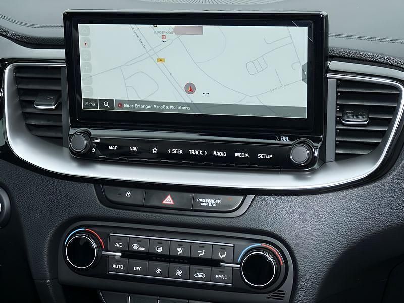 Neu Kia Ceed 140 PS (102 kW) 2025 Silber Kleinwagen