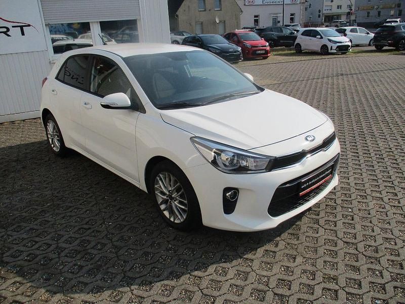 Weiß Gebraucht 2020 Kia Rio DREAM-TEAM Edition Limousine | 12.490 € (Fairer Preis) - Bild 1/4