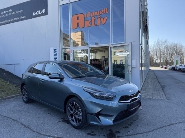 Neu Kia Ceed 140 PS (102 kW) 2025 Grau Kleinwagen