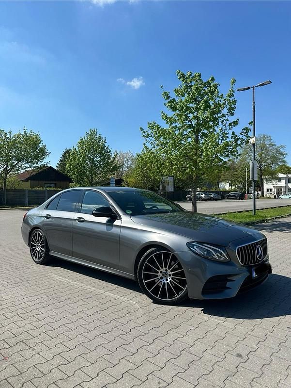Grau Gebraucht 2019 Mercedes E300 AMG Limousine | 26.990 € (Superpreis) - Bild 1/4
