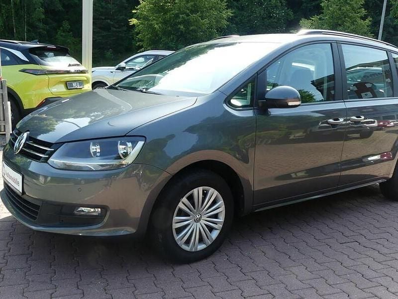 Grau Gebraucht 2017 VW Sharan Van / Kleinbus | 19.990 € (Guter Preis) - Bild 1/4