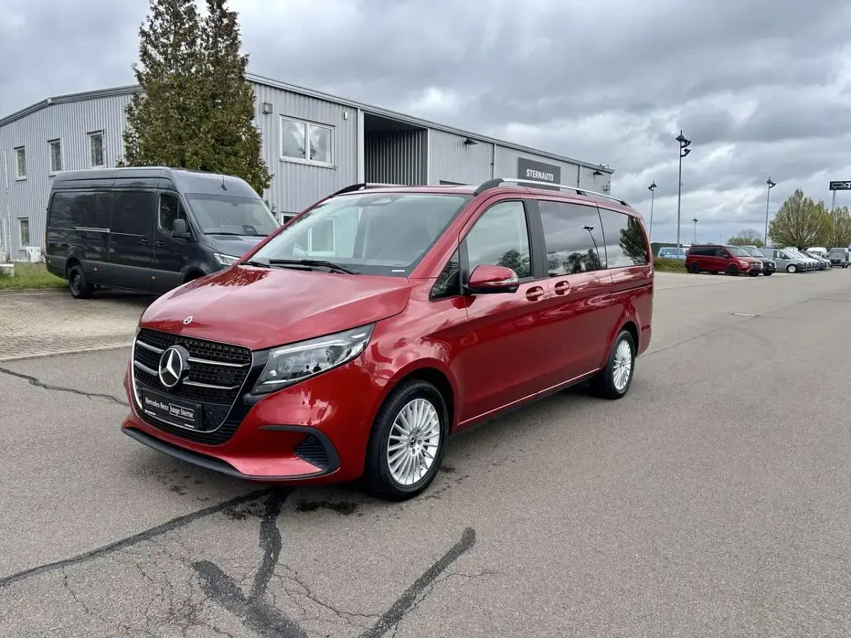 Gebraucht Mercedes V250 Style 190 PS (139 kW) 2025 Hyazinthrot metallic Van / Kleinbus