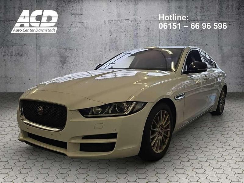 Weiß Gebraucht 2016 Jaguar XE Limousine | 9.470 € - Bild 1/4