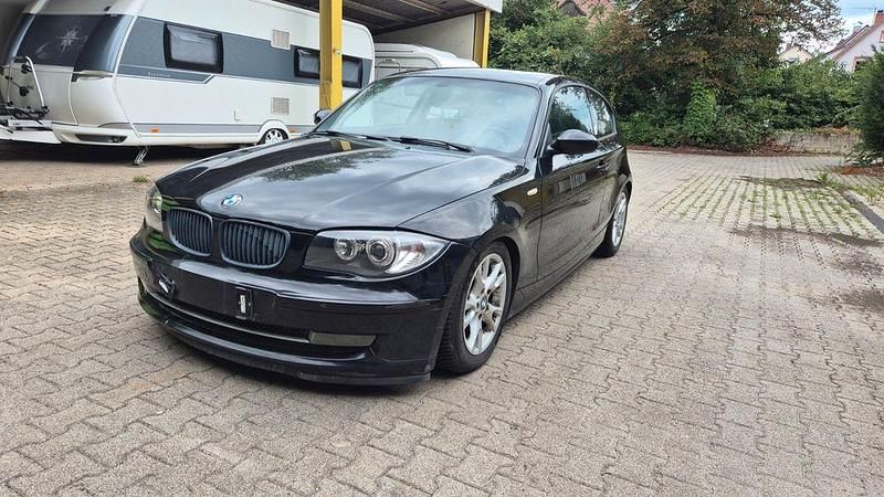 Schwarz Gebraucht 2007 BMW 118 Advantage Kleinwagen | 3.970 € (Fairer Preis) - Bild 1/4
